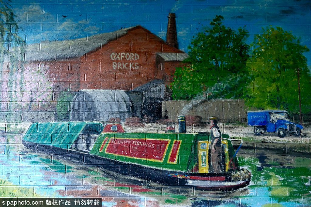 英國：卡通藝術(shù)作品亮相牛津運(yùn)河橋底 繽紛多彩趣味十足