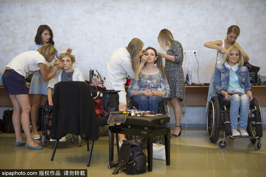 俄羅斯輪椅小姐選美大賽 身殘志堅展現(xiàn)別樣美麗