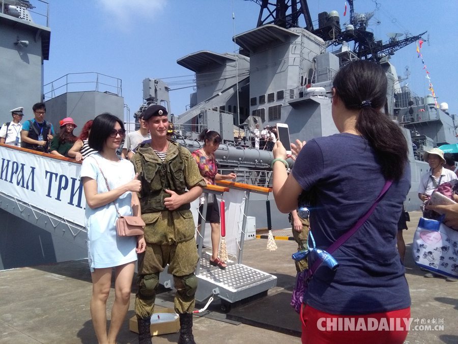 中俄演習(xí)艦艇對(duì)外開(kāi)放 湛江市民排隊(duì)參觀