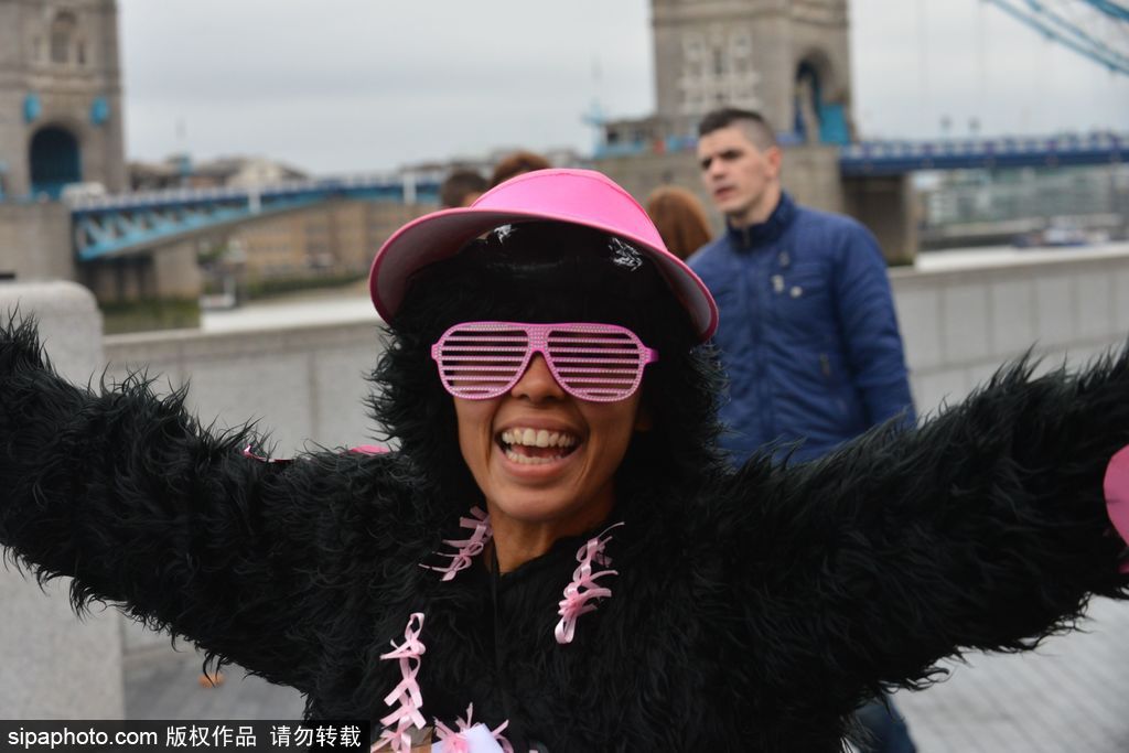 英國舉辦“大猩猩”慈善跑 人扮猩猩獻愛心募款