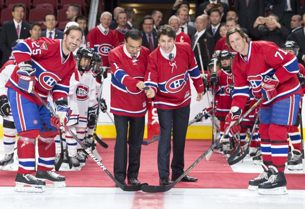 李克強(qiáng)和特魯多為蒙特利爾“加拿大人”冰球隊(duì)開球