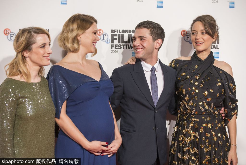 蕾雅·賽杜&瑪麗昂·歌迪亞雙雙挺孕肚宣傳電影 導(dǎo)演多蘭被戲稱為“送子觀音”