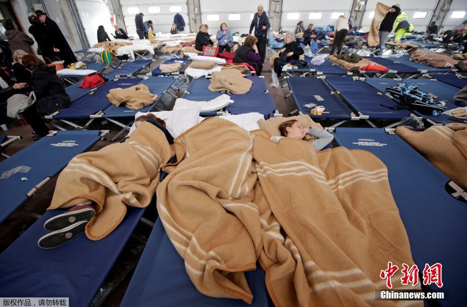 意大利接連地震致數十人傷 受災民眾體育館內避難