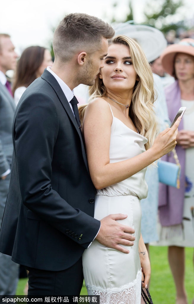 光棍節(jié)的暴擊│盤(pán)點(diǎn)明星情侶蘇炸了的甜蜜瞬間