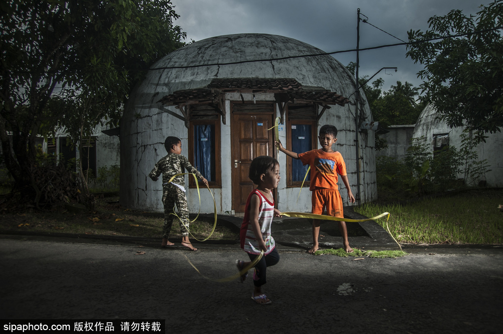 印尼海嘯十年后的災(zāi)民村 圓頂房屋造型奇特成旅游景點
