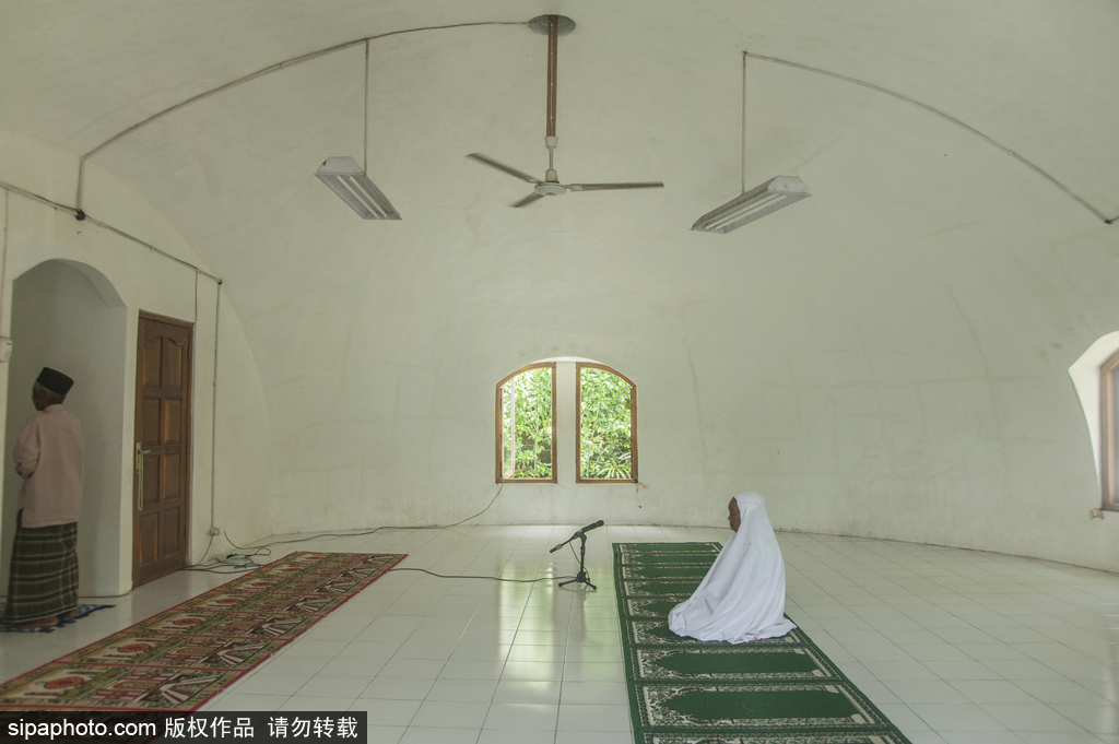 印尼海嘯十年后的災(zāi)民村 圓頂房屋造型奇特成旅游景點(diǎn)