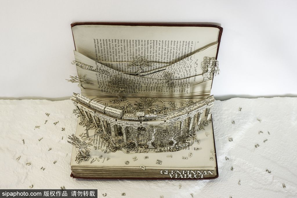 英國設(shè)計(jì)師打造立體書頁雕塑 重現(xiàn)哈利波特經(jīng)典場景