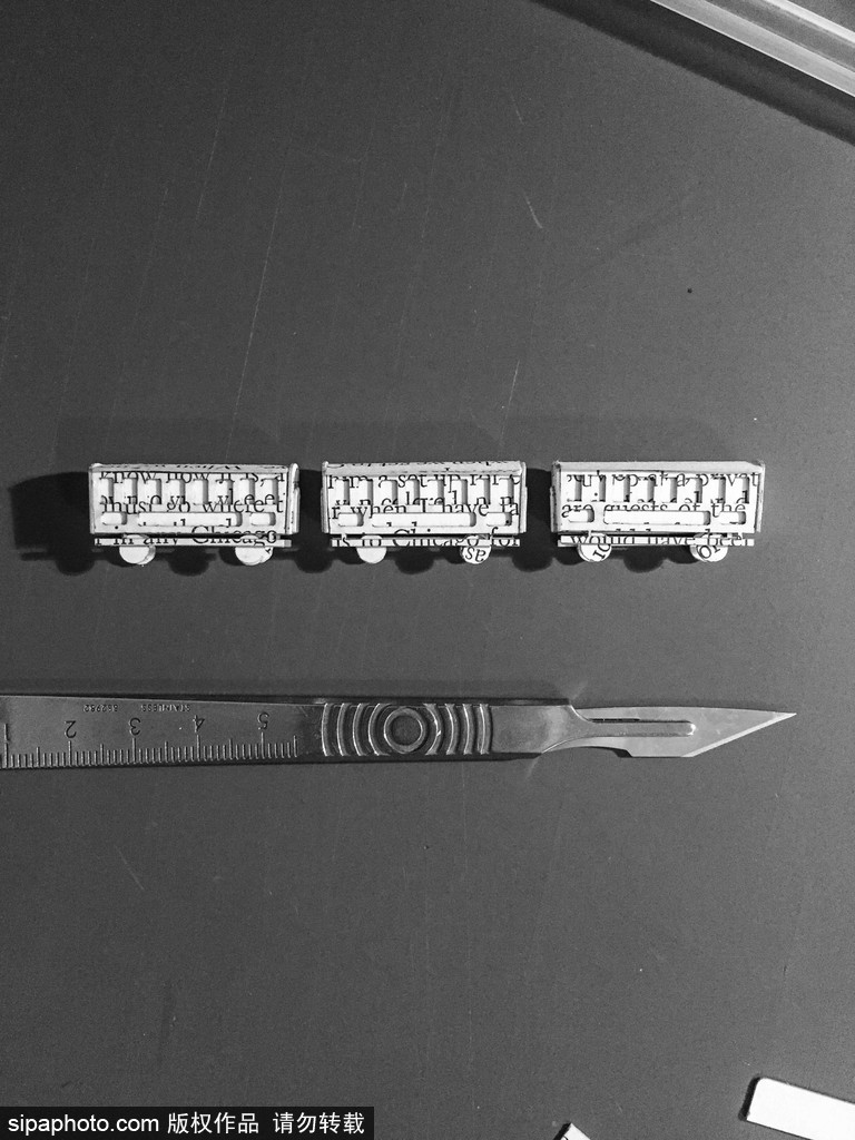 英國設(shè)計師打造立體書頁雕塑 重現(xiàn)哈利波特經(jīng)典場景