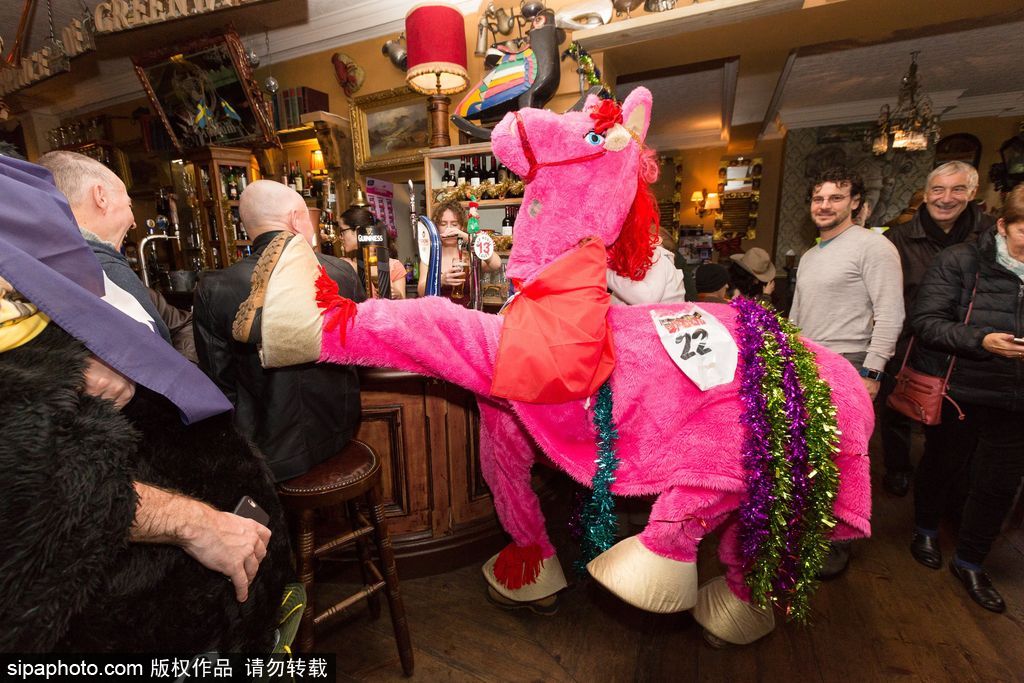 真正的“馬”拉松：英國第7屆啞劇賽馬比賽