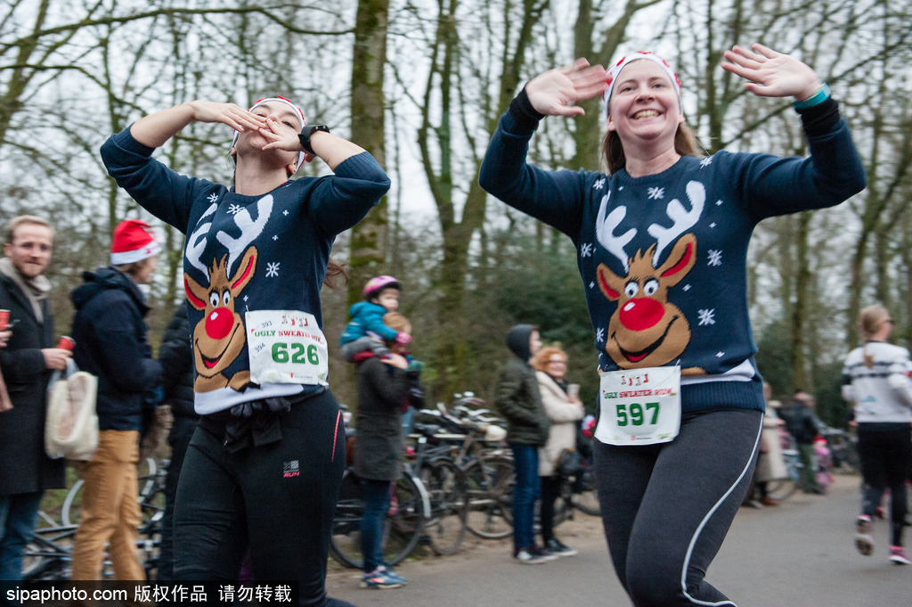 荷蘭舉辦“最丑毛衣跑” 民眾展示奇葩巨丑毛衣