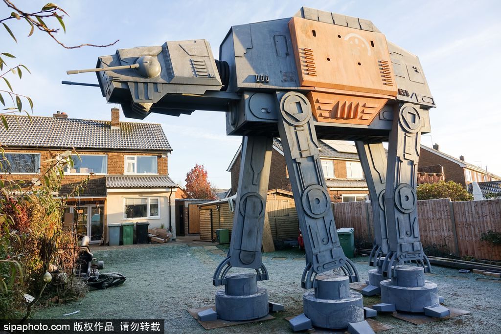 英骨灰級(jí)《星球大戰(zhàn)》粉絲為兒子仿造“戰(zhàn)車”