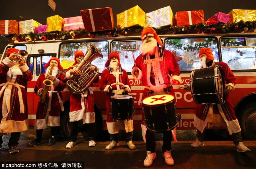狂歡音樂巴士現身圣彼得堡 “圣誕老人”一路演奏氣氛超嗨