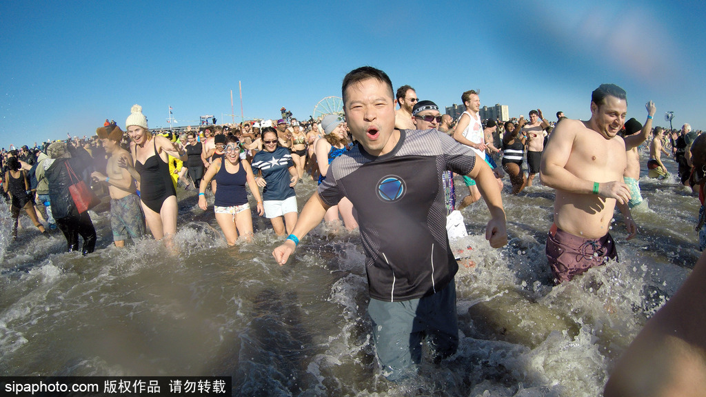 紐約“北極熊冬泳”熱辣來襲 不懼嚴寒high翻新年