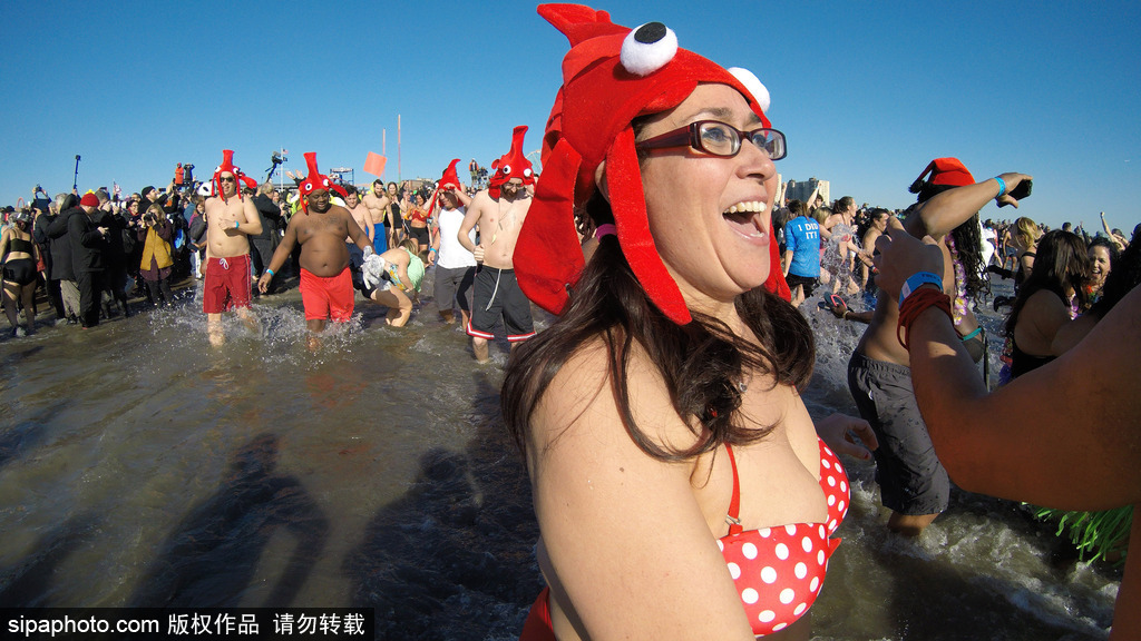 紐約“北極熊冬泳”熱辣來襲 不懼嚴(yán)寒high翻新年