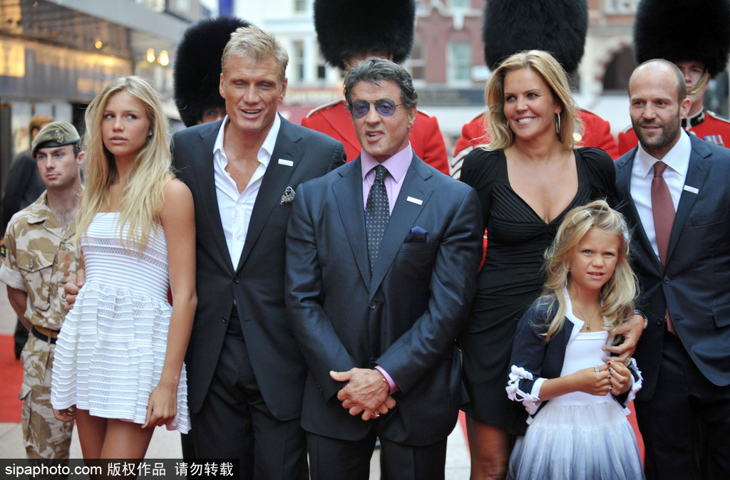 盤點(diǎn)人生贏家史泰龍的超模女兒團(tuán)！他說“最好永遠(yuǎn)不長(zhǎng)大”