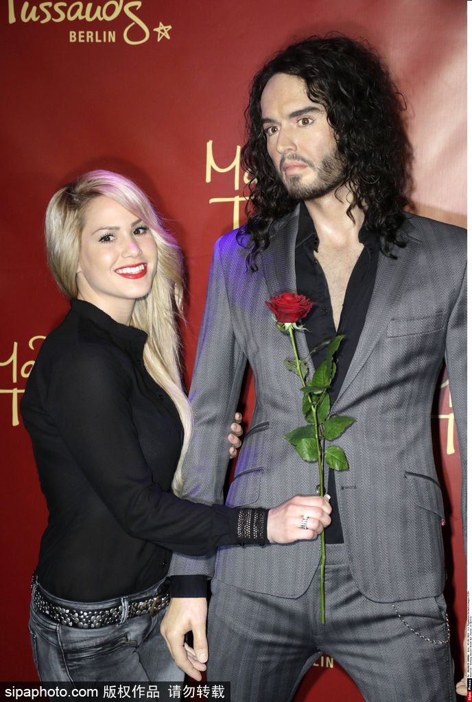 鹿晗蠟像被親掉色？盤點明星VS蠟像大對比