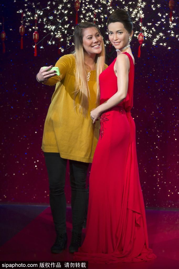 鹿晗蠟像被親掉色？盤點(diǎn)明星VS蠟像大對(duì)比