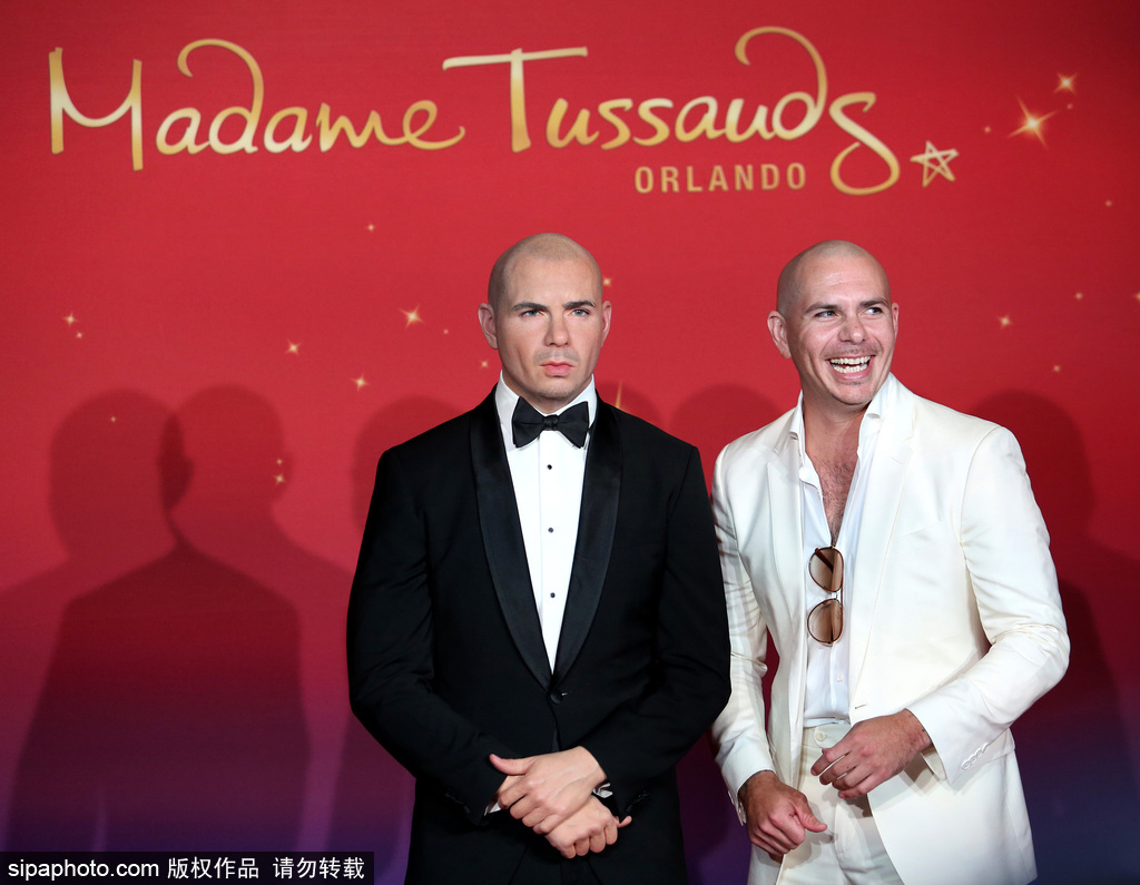 鹿晗蠟像被親掉色？盤點(diǎn)明星VS蠟像大對(duì)比