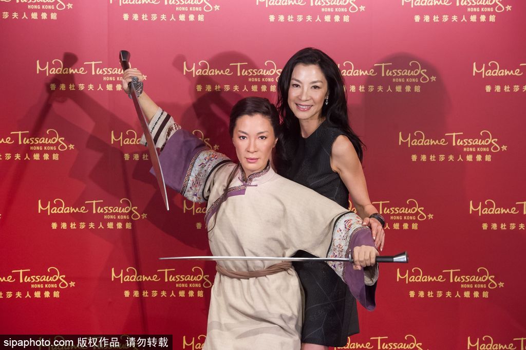 鹿晗蠟像被親掉色？盤點明星VS蠟像大對比