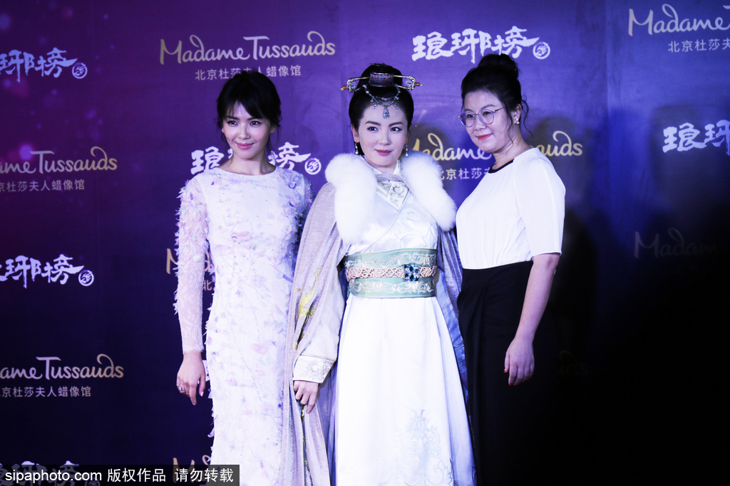 鹿晗蠟像被親掉色？盤(pán)點(diǎn)明星VS蠟像大對(duì)比