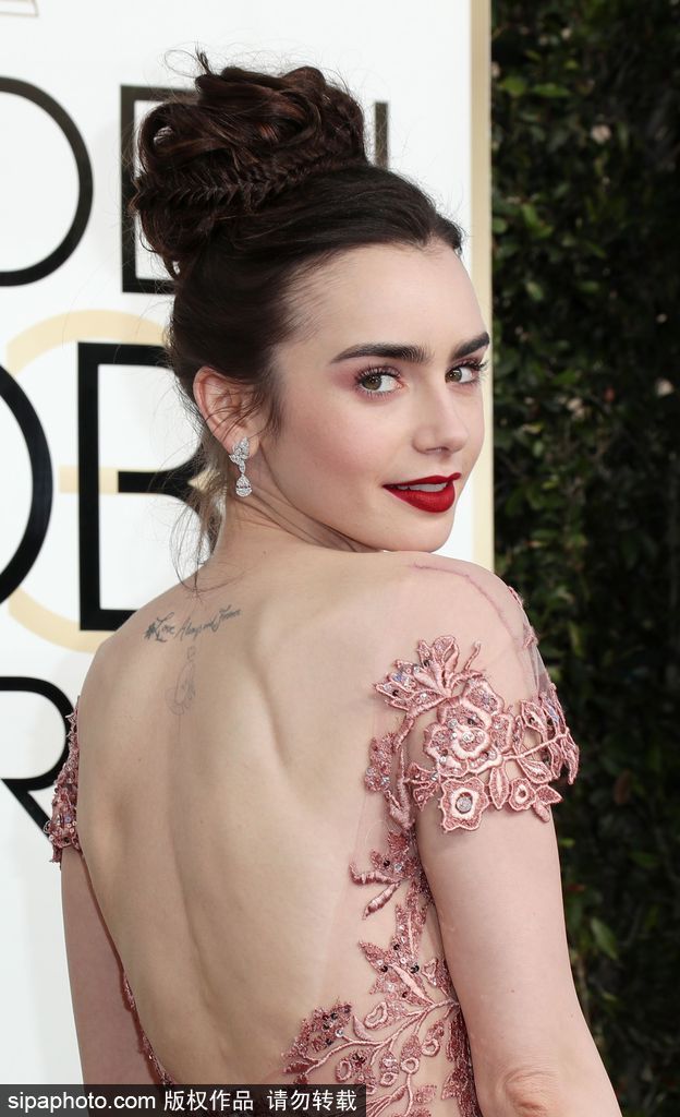 “小赫本”莉莉·柯林斯原來是個(gè)裸背狂魔！盤點(diǎn)紅毯露背驚艷瞬間