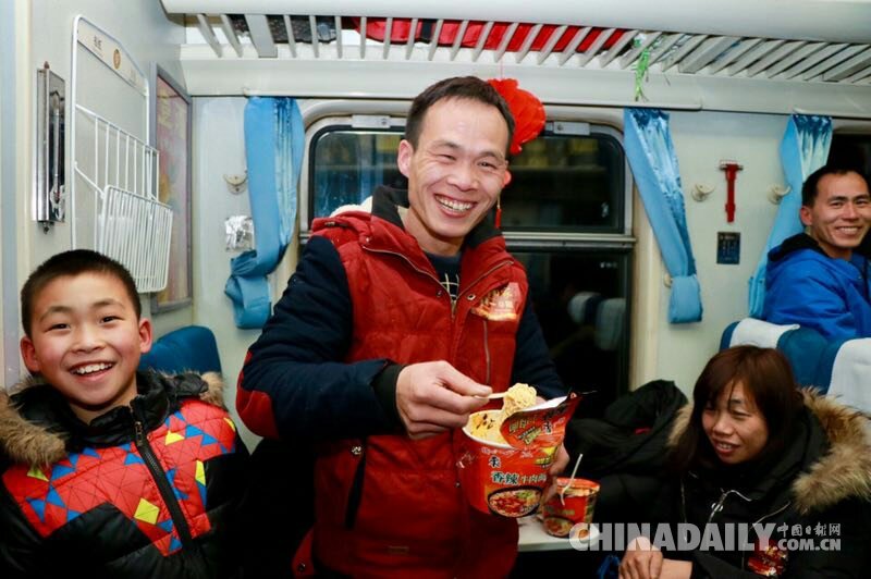 開往家鄉的專列：1200多名阜陽農民工免費乘專列返鄉