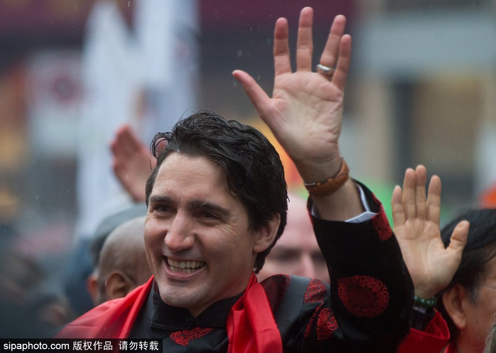 加拿大總理特魯多身著唐裝參加春節游行 撫摸舞獅頭激萌十足