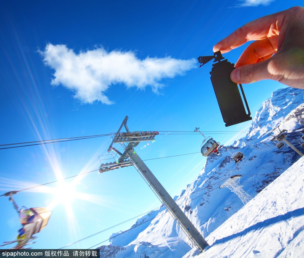 剪紙錯(cuò)位藝術(shù)趣味無(wú)窮 盤點(diǎn)度假勝地巧變創(chuàng)意作品