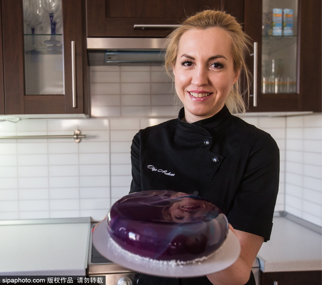太完美！連強迫癥都被這個俄羅斯美女做的鏡面蛋糕治愈了