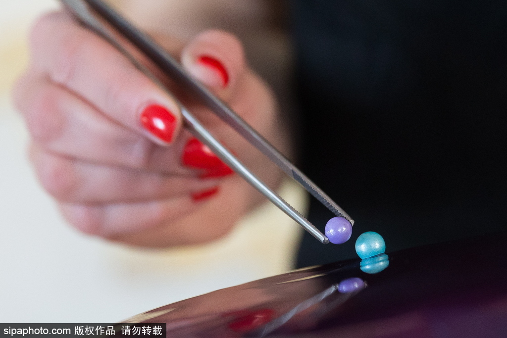 太完美！連強迫癥都被這個俄羅斯美女做的鏡面蛋糕治愈了