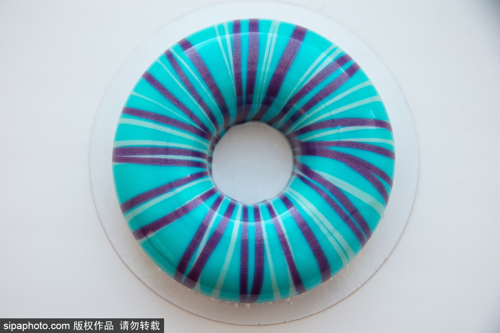 太完美！連強迫癥都被這個俄羅斯美女做的鏡面蛋糕治愈了