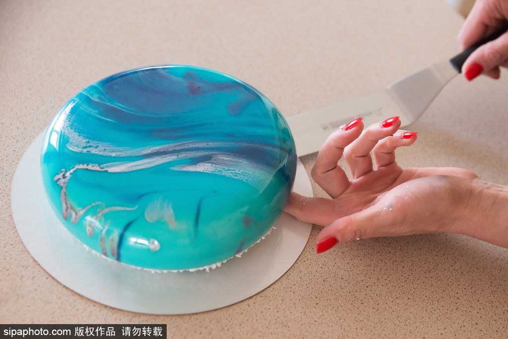 太完美！連強(qiáng)迫癥都被這個(gè)俄羅斯美女做的鏡面蛋糕治愈了