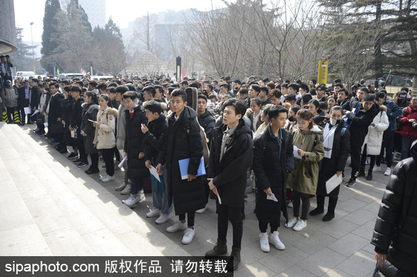 北影藝考復試現場帥哥美女如云 考生時尚裝備大PK如時裝走秀[組圖]