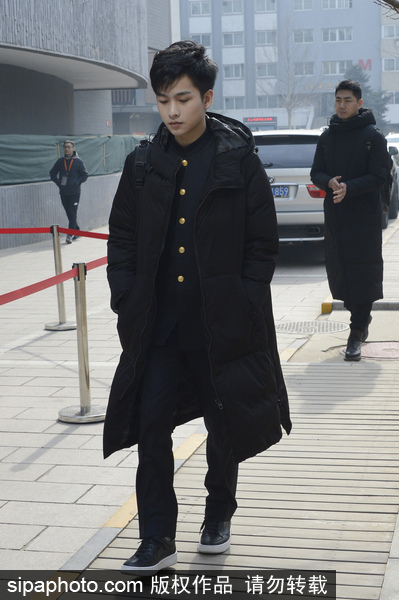 北影藝考復(fù)試現(xiàn)場帥哥美女如云 考生時尚裝備大PK如時裝走秀[組圖]