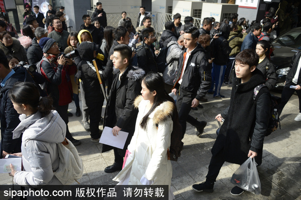 北影藝考復試現(xiàn)場帥哥美女如云 考生時尚裝備大PK如時裝走秀[組圖]