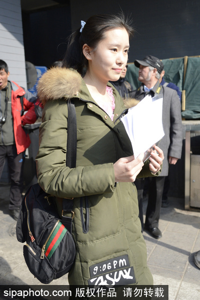北影藝考復(fù)試現(xiàn)場(chǎng)帥哥美女如云 考生時(shí)尚裝備大PK如時(shí)裝走秀[組圖]
