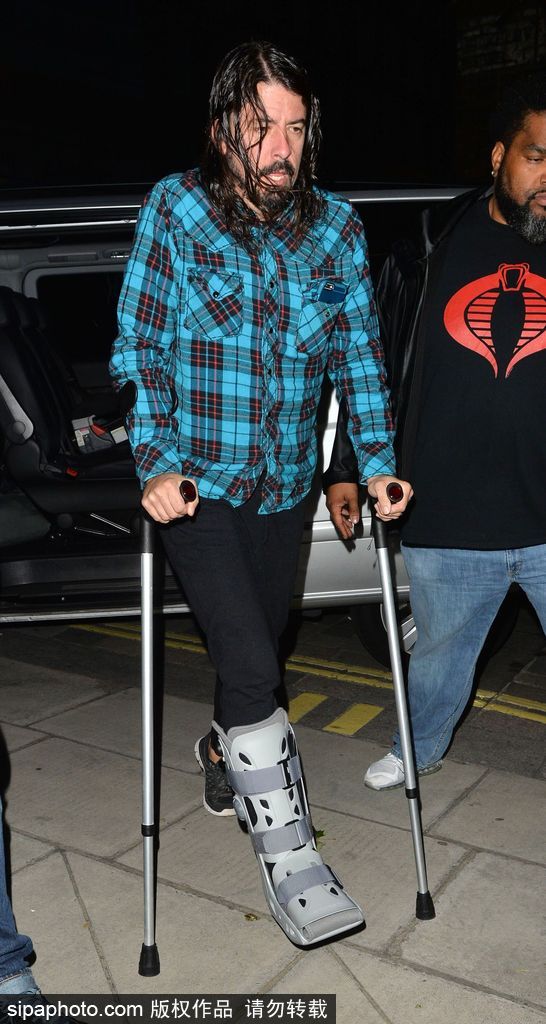 狼叔又患皮膚癌大布摔斷鎖骨 盤點(diǎn)帶傷亮相的明星