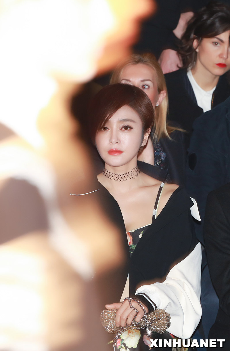 秦嵐現(xiàn)身米蘭時裝周 以酷帥短發(fā)造型出入秀場