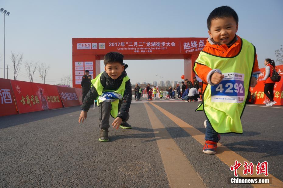 鄭州市民徒步走迎二月二“龍抬頭”（組圖）