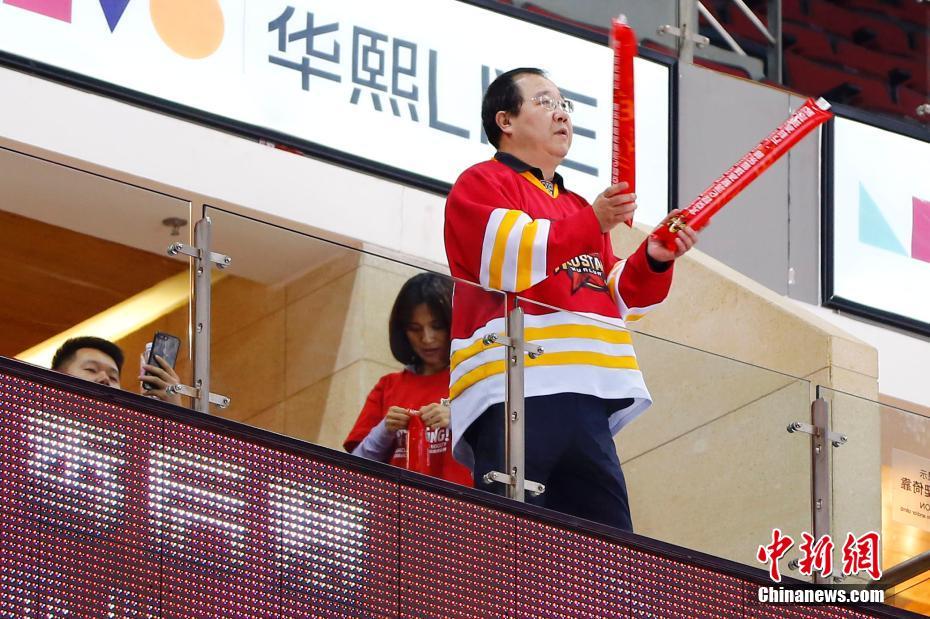北京五棵松上演KHL冰球聯(lián)賽 英達現(xiàn)身觀賽（組圖）