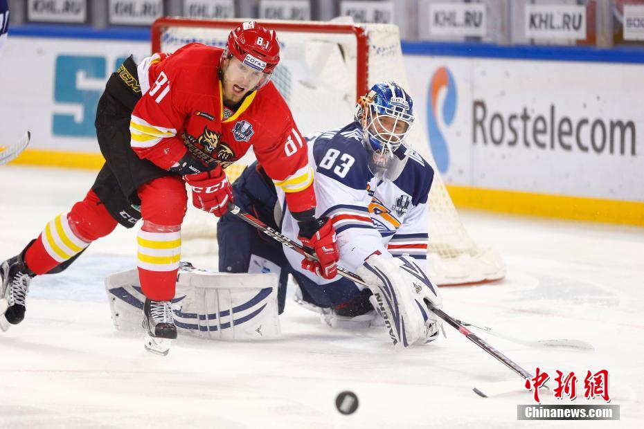 北京五棵松上演KHL冰球聯賽 英達現身觀賽（組圖）