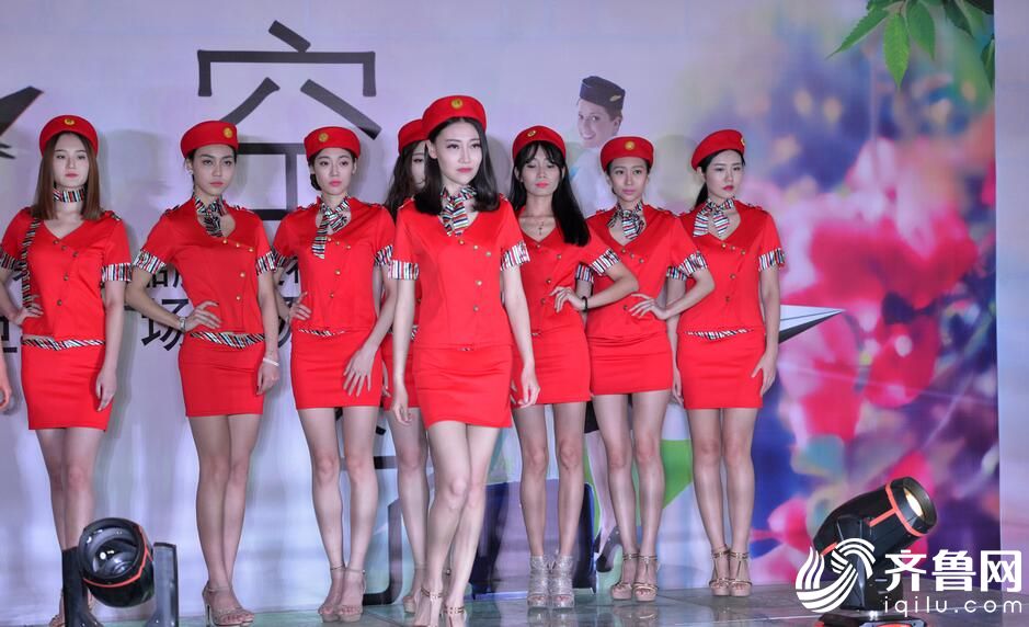 濟(jì)南模特空姐T臺(tái)秀 紅衣制服驚艷絕倫（組圖）