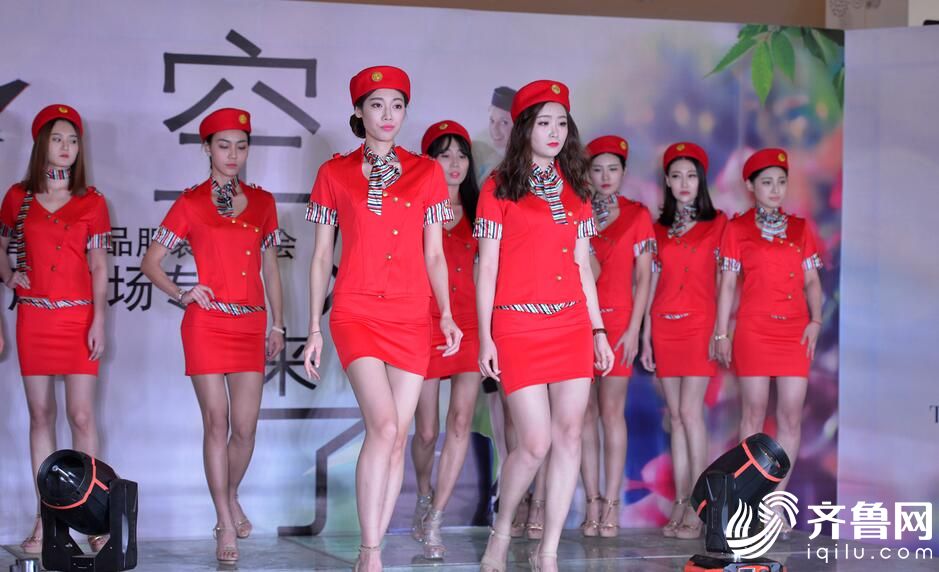 濟(jì)南模特空姐T臺(tái)秀 紅衣制服驚艷絕倫（組圖）