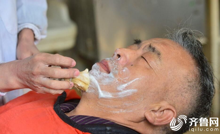 65歲老人堅(jiān)守老理發(fā)店40余年（組圖）
