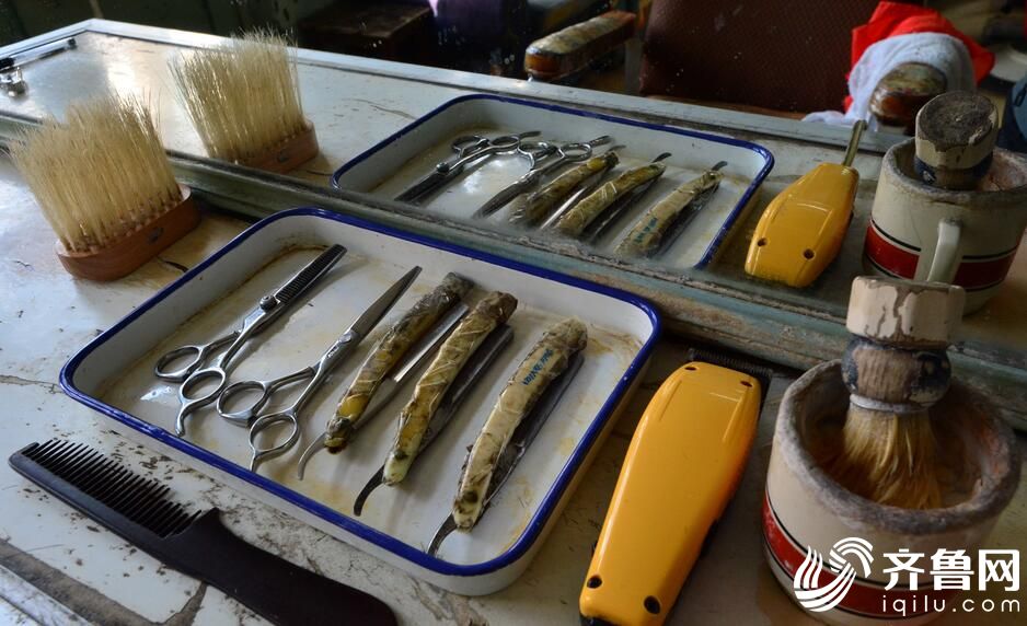 65歲老人堅(jiān)守老理發(fā)店40余年（組圖）