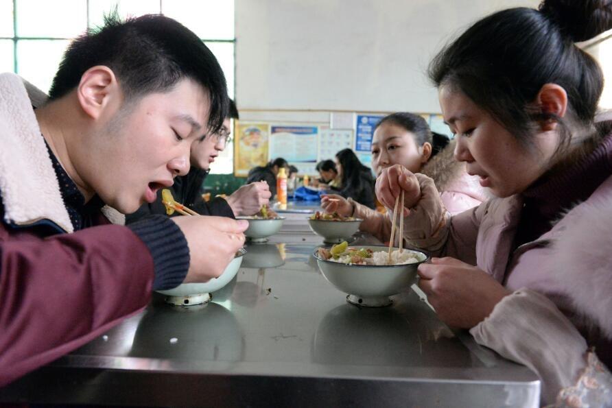 90后“學生夫妻”：在外打拼后入校求學（組圖）