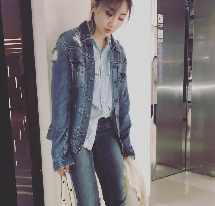 “蹦床公主”何雯娜曬潮范兒私照 網(wǎng)友：走路帶風(fēng)！（圖）