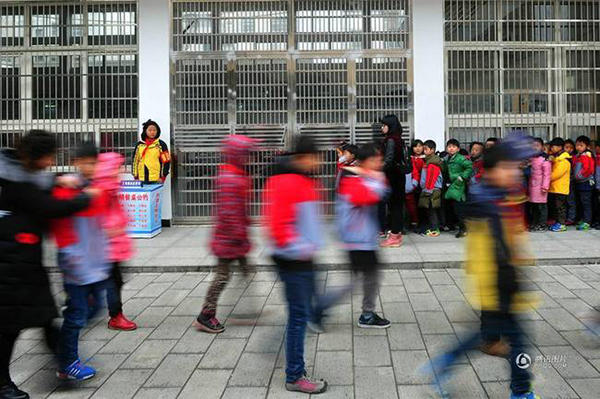 最大農村寄宿小學 近千人靠“剪刀石頭布”打飯