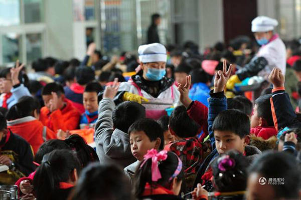 最大農村寄宿小學 近千人靠“剪刀石頭布”打飯