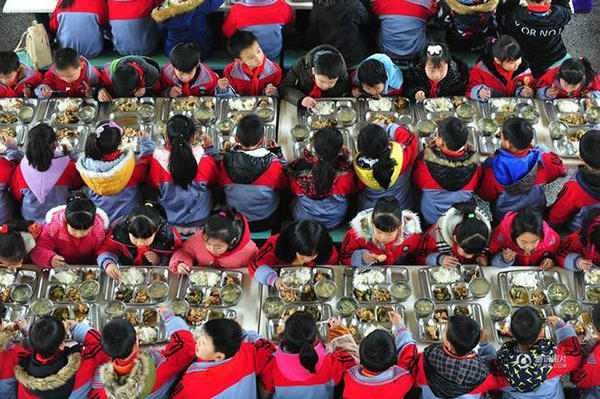 最大農村寄宿小學 近千人靠“剪刀石頭布”打飯